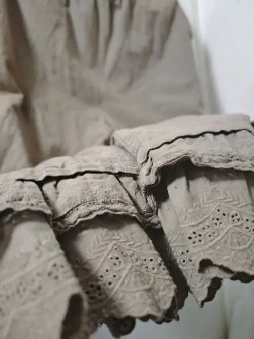 这次在挖煤姬买了两件衣服，都很喜欢，这个sm2的裤子是棉麻的，非常有质感，它的颜色是棕色，腰部有抽绳，下摆有好几层花边，还有蕾丝和抽绳，可以穿出不同的感觉，穿上也很舒服，物流也很快，好评好评！！！