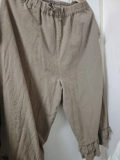 这次在挖煤姬买了两件衣服，都很喜欢，这个sm2的裤子是棉麻的，非常有质感，它的颜色是棕色，腰部有抽绳，下摆有好几层花边，还有蕾丝和抽绳，可以穿出不同的感觉，穿上也很舒服，物流也很快，好评好评！！！