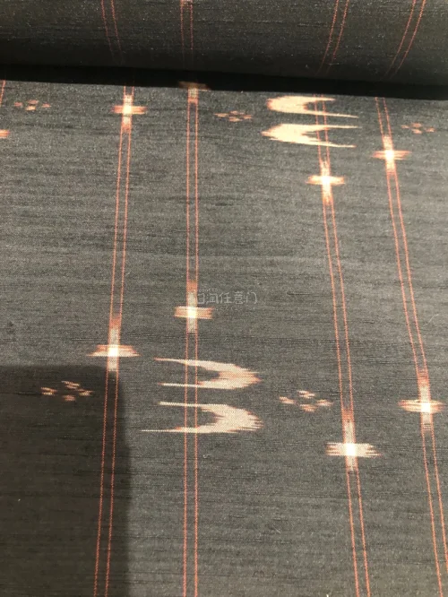 品质非常好的置赐紬，无库存仓储味，货品很新，质量很好，这次买的更纱和服也好看，运输很快，包装完整，感谢分享