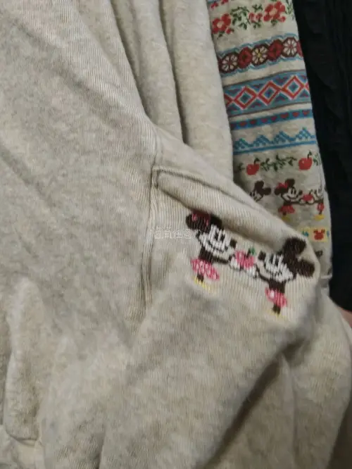 这次在挖煤姬买了好几件衣服，其实最喜欢的是这个迪士尼的连帽卫衣，它有两个大兜兜，还有个帽子，袖子的碎花还有小图案非常的可爱，口袋上还有刺绣，是米奇和米妮，穿上也是比较舒服的，物流也很快，好评好评！！！
