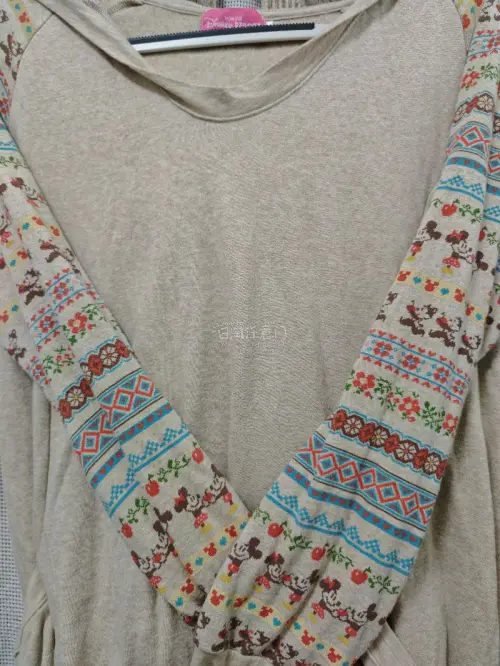 这次在挖煤姬买了好几件衣服，其实最喜欢的是这个迪士尼的连帽卫衣，它有两个大兜兜，还有个帽子，袖子的碎花还有小图案非常的可爱，口袋上还有刺绣，是米奇和米妮，穿上也是比较舒服的，物流也很快，好评好评！！！