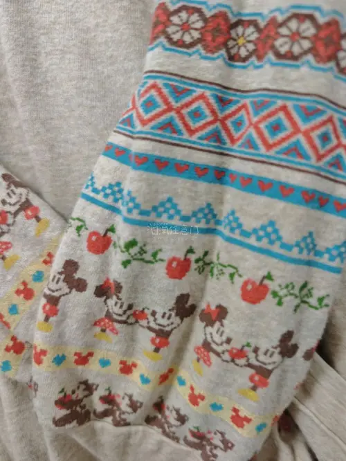 这次在挖煤姬买了好几件衣服，其实最喜欢的是这个迪士尼的连帽卫衣，它有两个大兜兜，还有个帽子，袖子的碎花还有小图案非常的可爱，口袋上还有刺绣，是米奇和米妮，穿上也是比较舒服的，物流也很快，好评好评！！！