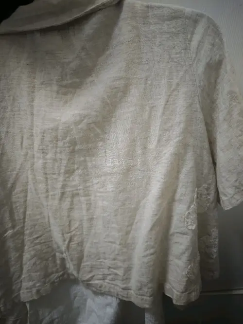 这次在挖煤姬买了好几件衣服，其中最喜欢的是这个棉麻外套，上面有蕾丝贴布，非常精致，有两个扣子可以扣上，是短袖，可以叠穿，非常好看，料子软软的很舒服，穿着也很舒服，物流也很快，好评好评！！！