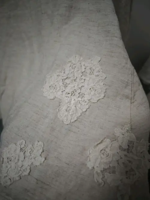 这次在挖煤姬买了好几件衣服，其中最喜欢的是这个棉麻外套，上面有蕾丝贴布，非常精致，有两个扣子可以扣上，是短袖，可以叠穿，非常好看，料子软软的很舒服，穿着也很舒服，物流也很快，好评好评！！！