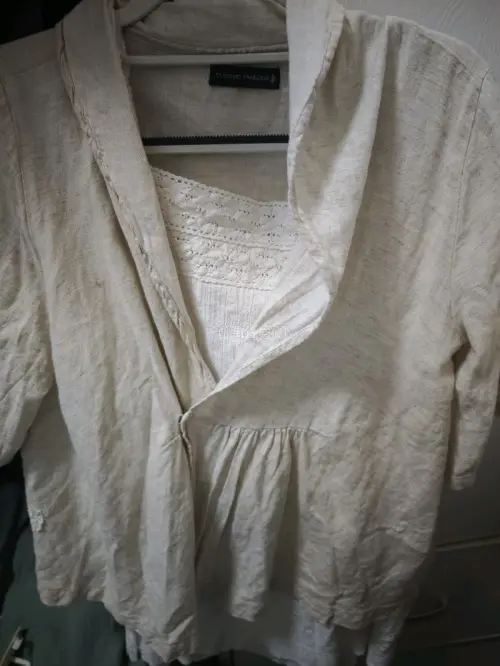 这次在挖煤姬买了好几件衣服，其中最喜欢的是这个棉麻外套，上面有蕾丝贴布，非常精致，有两个扣子可以扣上，是短袖，可以叠穿，非常好看，料子软软的很舒服，穿着也很舒服，物流也很快，好评好评！！！