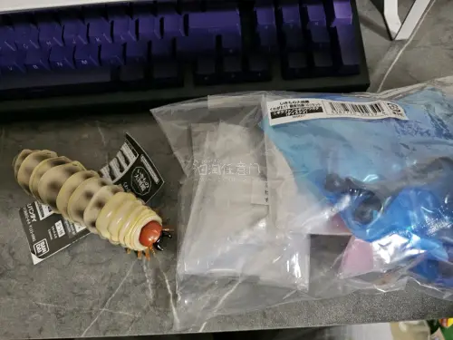 今天下暴雨都挡不住我下楼拿快递的决心，买的两套心心念念的昆虫扭蛋系列，因为是第一次购买，所以心情很激动，实物完全没问题，质感非常好，平台也放心