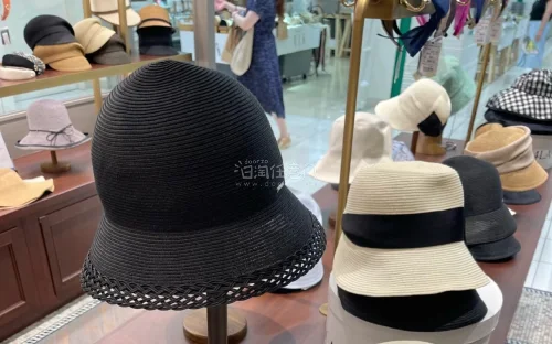 谁懂啊家人们！在挖煤机真的狠狠捡到宝，这波捡漏体验直接让我彻底入坑！之前在日本线下入手一顶心仪的帽子，花了我一千多人民币，当时虽然觉得价格不低，但因为太喜欢还是果断入手了。结果前段时间无意间刷煤炉，居然刷到了一模一样的同款帽子，标价只要2999日元，换算下来才一百三...