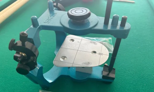 这次入手的牙科咬合架做工质感都超棒，整体结构稳固扎实，调节旋钮顺滑精准，刻度清晰一目了然。用料厚实耐用，咬合对位精准不偏移，日常义齿排牙、颌位记录使用起来特别顺手，大大提升了工作效率。商家发货速度快，包装严实没有磕碰破损，全程购物体验省心又满意，专业牙科工具选这款完...