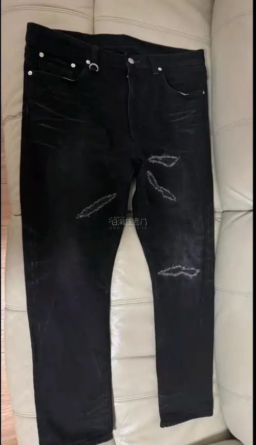 在挖煤姬淘到一条UNIFORM EXPERIMENT 23SS DAMAGED DENIM TAPERED PANTS 破坏水洗牛仔裤 微锥裤型 采用riri拉链 破洞牛仔布 赤耳 鬼胡须 纵向磨损 做旧效果 蜂巢纹 边沿色做旧处理 后腰蟒蛇皮牌。