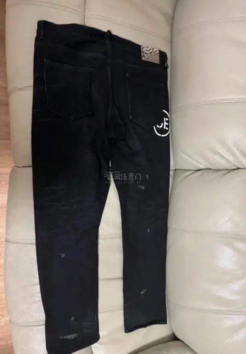 在挖煤姬淘到一条UNIFORM EXPERIMENT 23SS DAMAGED DENIM TAPERED PANTS 破坏水洗牛仔裤 微锥裤型 采用riri拉链 破洞牛仔布 赤耳 鬼胡须 纵向磨损 做旧效果 蜂巢纹 边沿色做旧处理 后腰蟒蛇皮牌。