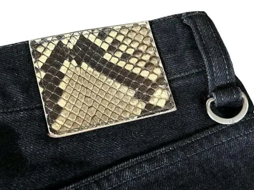 在挖煤姬淘到一条UNIFORM EXPERIMENT 23SS DAMAGED DENIM TAPERED PANTS 破坏水洗牛仔裤 微锥裤型 采用riri拉链 破洞牛仔布 赤耳 鬼胡须 纵向磨损 做旧效果 蜂巢纹 边沿色做旧处理 后腰蟒蛇皮牌。