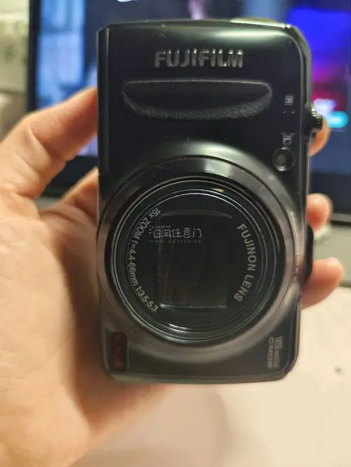 是一台成色很好的富士f550exr，这个系列特别容易掉漆，看到成色好的一点漆没掉的属实难得。到手非常喜欢呐，感谢挖煤姬平台让淘到漂亮机子变的容易，祝愿越来越好。