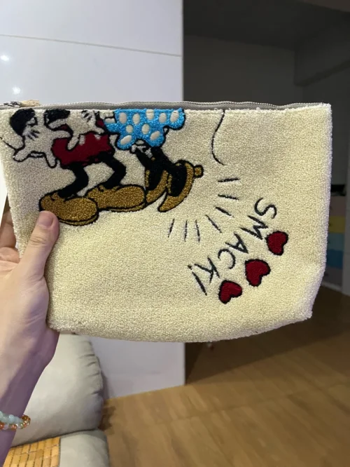 这次又到了很多一系列的米奇周边，收纳袋手提包瓶子什么的都有，价格和成色都很好，物流也一如既往地给力，坐等下一箱～