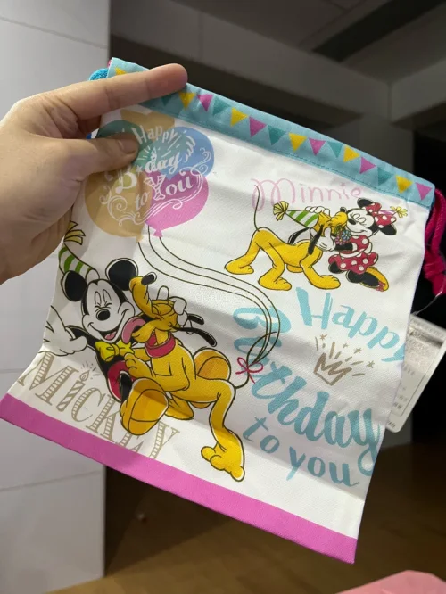 这次又到了很多一系列的米奇周边，收纳袋手提包瓶子什么的都有，价格和成色都很好，物流也一如既往地给力，坐等下一箱～