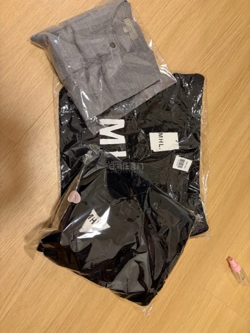 超喜欢这个Margaret Howell副线的经典黑白配色帆布包，很日系，很百搭，非常推荐！这次还购入了一件藏蓝色的灯芯绒外套，要复古春日！