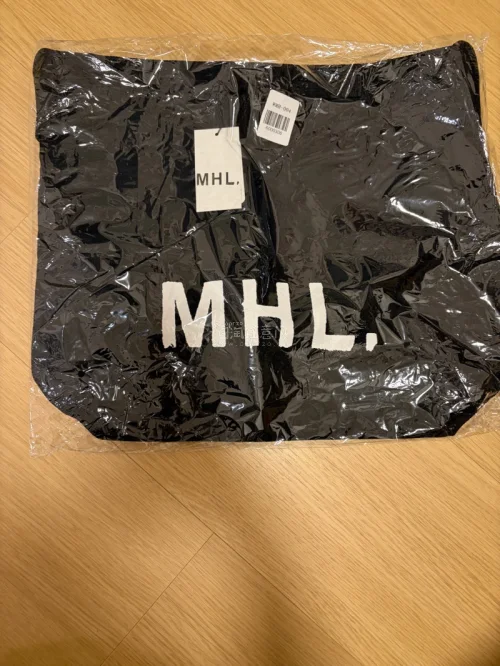 超喜欢这个Margaret Howell副线的经典黑白配色帆布包，很日系，很百搭，非常推荐！这次还购入了一件藏蓝色的灯芯绒外套，要复古春日！