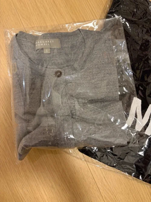 超喜欢这个Margaret Howell副线的经典黑白配色帆布包，很日系，很百搭，非常推荐！这次还购入了一件藏蓝色的灯芯绒外套，要复古春日！