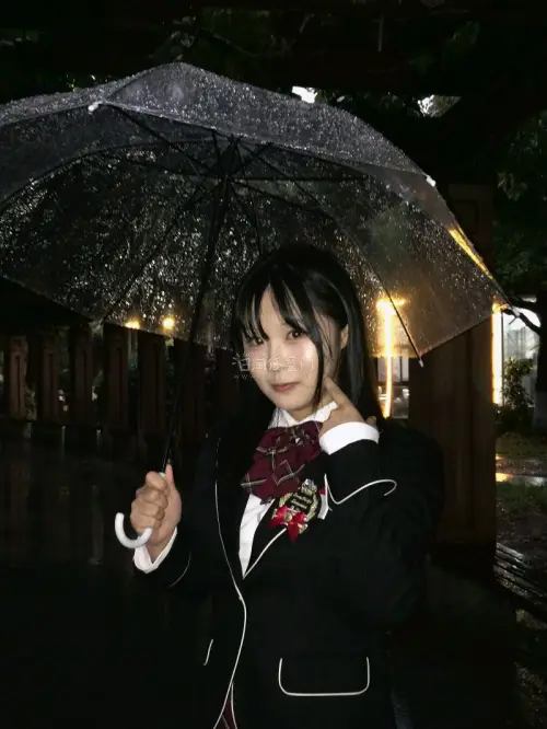 大家好呀 这次是我在挖煤姬淘的日牌制服也就是卒业服。制服质量非常非常好，版型很正，拿到手就出门出片去啦!很好的购物体验，挖煤姬搜索很方便，物流排发也很快速，很喜欢挖煤姬这个APP