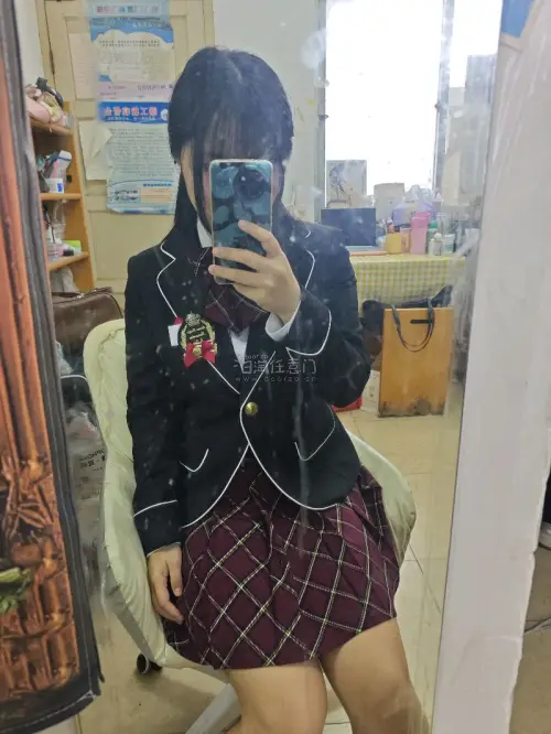 大家好呀 这次是我在挖煤姬淘的日牌制服也就是卒业服。制服质量非常非常好，版型很正，拿到手就出门出片去啦!很好的购物体验，挖煤姬搜索很方便，物流排发也很快速，很喜欢挖煤姬这个APP