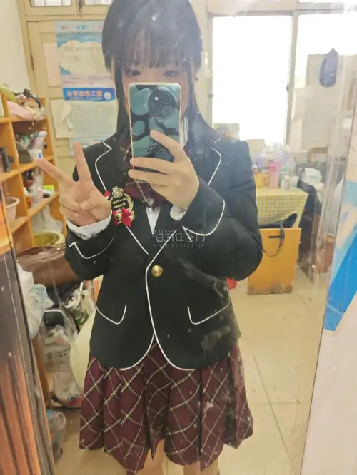 大家好呀 这次是我在挖煤姬淘的日牌制服也就是卒业服。制服质量非常非常好，版型很正，拿到手就出门出片去啦!很好的购物体验，挖煤姬搜索很方便，物流排发也很快速，很喜欢挖煤姬这个APP