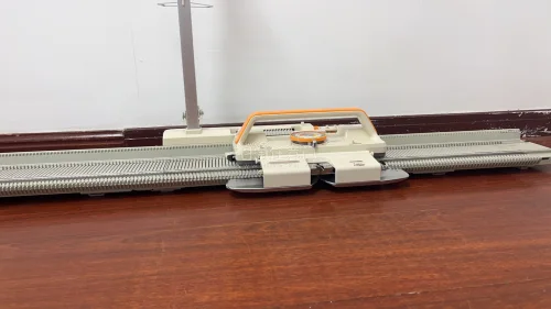 我美美的4针折叠花卡机，它机头?金属的质感，和塑料机的方便收到太惊喜了，一点也没有破损，颜值在线，大爱挖煤机