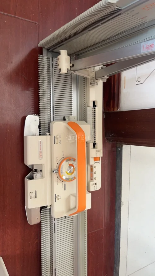 我美美的4针折叠花卡机，它机头?金属的质感，和塑料机的方便收到太惊喜了，一点也没有破损，颜值在线，大爱挖煤机