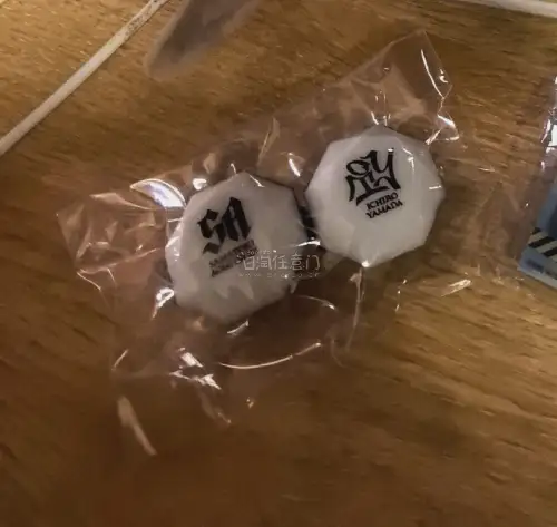 周边质量超棒！棉花娃娃做工精致，面料柔软手感超好，造型也很还原；钥匙扣细节清晰、质感在线，挂包上超好看。整体没有瑕疵，发货快包装严实，性价比很高，太满意啦！