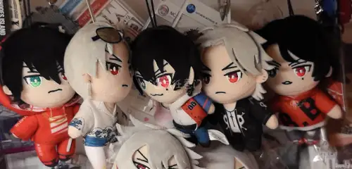 周边质量超棒！棉花娃娃做工精致，面料柔软手感超好，造型也很还原；钥匙扣细节清晰、质感在线，挂包上超好看。整体没有瑕疵，发货快包装严实，性价比很高，太满意啦！