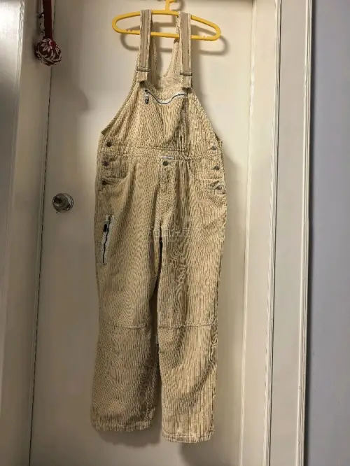 又入四件MFG单品，重工复杂拼接工装裤很多年前就看到过，一代神裤名不虚传，高品质设计原汁原味。灯芯绒背带裤也是少见单品，米白色很耐看，上身不错。夹克面料柔然舒适，版型也喜欢。牛仔工装裤性价比也不错。总体性价比很高，谢谢挖煤姬，继续淘货。