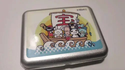 收到两个小铁盒叠起来收纳正好，印花耐看。PVC挂件软萌轻巧，挂在包上每天看着开心～实用又治愈的小可爱。希望快点恢复包税线路，放心购物冲冲冲～