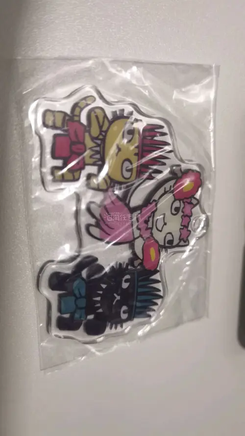 收到两个小铁盒叠起来收纳正好，印花耐看。PVC挂件软萌轻巧，挂在包上每天看着开心～实用又治愈的小可爱。希望快点恢复包税线路，放心购物冲冲冲～