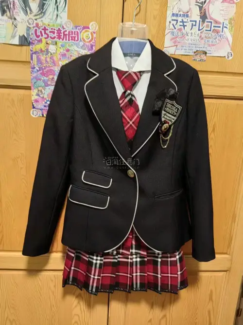 这次在挖煤姬淘的这套日牌制服真的太有校供感了? 黑色西装版型超正，收腰效果巨显瘦，搭配红格裙和格纹领结，一穿上就有种日剧女主的感觉！面料也很有质感，细节满满，拿到手完全超出预期。性价比也很高，一百多一套的价格非常香!
挖煤姬代拍服务也很好，物流快，客服回复及时，比去...