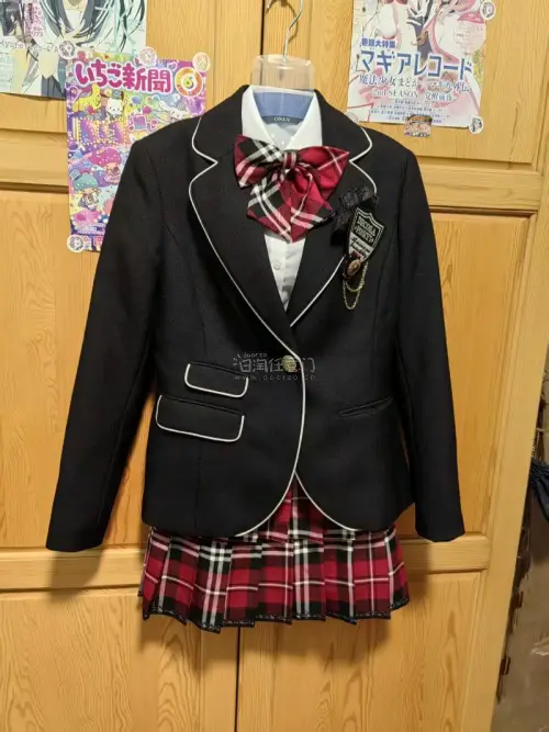 这次在挖煤姬淘的这套日牌制服真的太有校供感了? 黑色西装版型超正，收腰效果巨显瘦，搭配红格裙和格纹领结，一穿上就有种日剧女主的感觉！面料也很有质感，细节满满，拿到手完全超出预期。性价比也很高，一百多一套的价格非常香!
挖煤姬代拍服务也很好，物流快，客服回复及时，比去...
