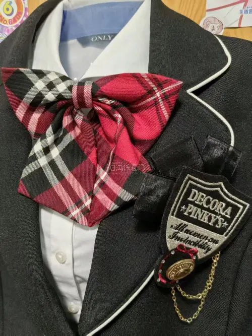 这次在挖煤姬淘的这套日牌制服真的太有校供感了? 黑色西装版型超正，收腰效果巨显瘦，搭配红格裙和格纹领结，一穿上就有种日剧女主的感觉！面料也很有质感，细节满满，拿到手完全超出预期。性价比也很高，一百多一套的价格非常香!
挖煤姬代拍服务也很好，物流快，客服回复及时，比去...