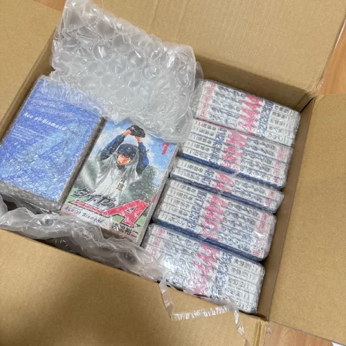 海运时效差不多一个月，但完全没翻车，包装特别靠谱，每五本漫画都用泡沫裹得严严实实的，拆开时书角尖尖、塑封都完好，一点磕碰折痕都没有，开箱幸福感直接拉满，收藏党狂喜！