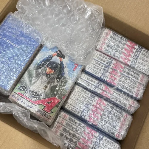 海运时效差不多一个月，但完全没翻车，包装特别靠谱，每五本漫画都用泡沫裹得严严实实的，拆开时书角尖尖、塑封都完好，一点磕碰折痕都没有，开箱幸福感直接拉满，收藏党狂喜！