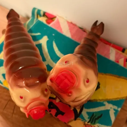 没想到这个摩斯拉到手会那么大一只 比起公牛的从涂装到形象都可爱非常多 只能说是很还原了 但是非常可爱不写实 喜欢喜欢