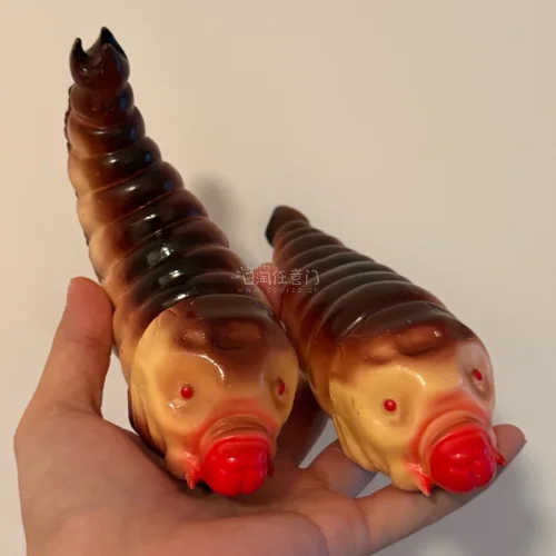 没想到这个摩斯拉到手会那么大一只 比起公牛的从涂装到形象都可爱非常多 只能说是很还原了 但是非常可爱不写实 喜欢喜欢