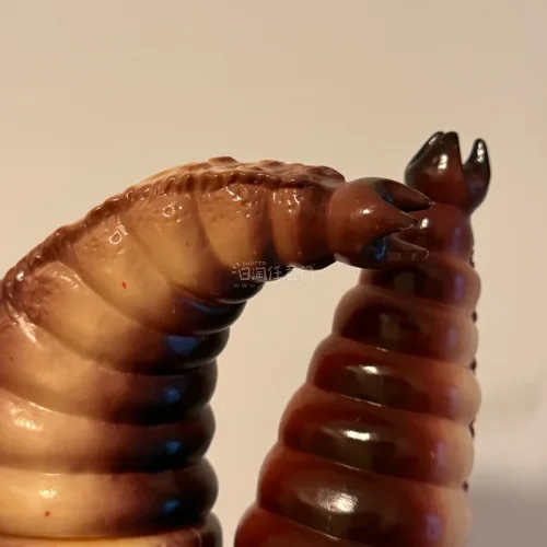 没想到这个摩斯拉到手会那么大一只 比起公牛的从涂装到形象都可爱非常多 只能说是很还原了 但是非常可爱不写实 喜欢喜欢