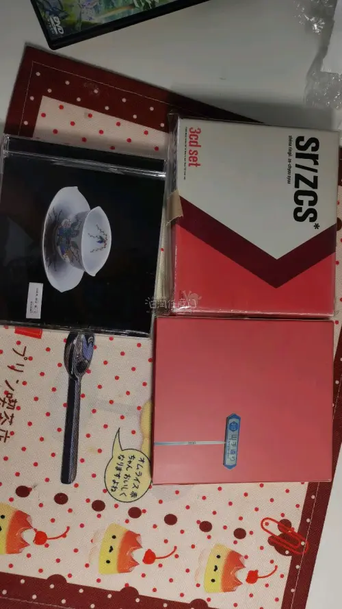 偶然刷到苹果女王几张好价cd火速拿下！！言叶之庭的dvd也算是好价，纯是因为喜欢画风买来收藏。走的竹蜻蜓，运费20多，大概半个月就到了，包裹挺严实的，第三次海淘经历好评～都是用来收藏的情怀呢