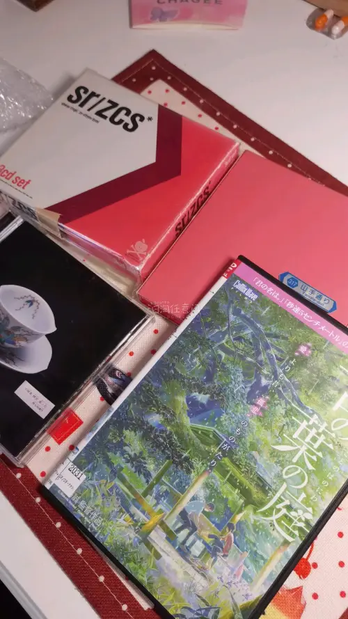 偶然刷到苹果女王几张好价cd火速拿下！！言叶之庭的dvd也算是好价，纯是因为喜欢画风买来收藏。走的竹蜻蜓，运费20多，大概半个月就到了，包裹挺严实的，第三次海淘经历好评～都是用来收藏的情怀呢