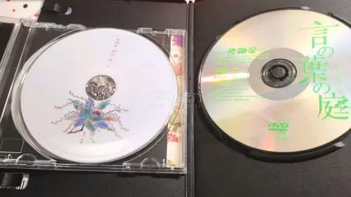 偶然刷到苹果女王几张好价cd火速拿下！！言叶之庭的dvd也算是好价，纯是因为喜欢画风买来收藏。走的竹蜻蜓，运费20多，大概半个月就到了，包裹挺严实的，第三次海淘经历好评～都是用来收藏的情怀呢