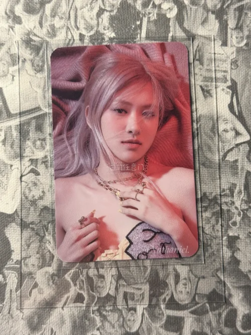 这次在挖煤姬切煤收小卡体验感超棒， 包装特别严实，每张小卡都被细心保护，到手完好无损，没有一点瑕疵。物流速度很给力，清关也很顺畅，整个等待过程都很安心。成功收到梦中情卡，颜值直接拉满，收卡追星的幸福感瞬间爆棚，平台操作省心又靠谱，以后切煤收周边就认准这里啦！