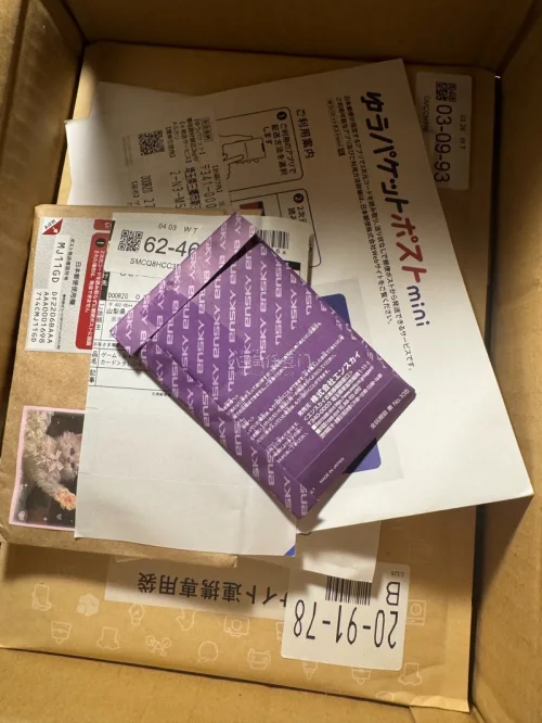 这次在挖煤姬切煤收小卡体验感超棒， 包装特别严实，每张小卡都被细心保护，到手完好无损，没有一点瑕疵。物流速度很给力，清关也很顺畅，整个等待过程都很安心。成功收到梦中情卡，颜值直接拉满，收卡追星的幸福感瞬间爆棚，平台操作省心又靠谱，以后切煤收周边就认准这里啦！