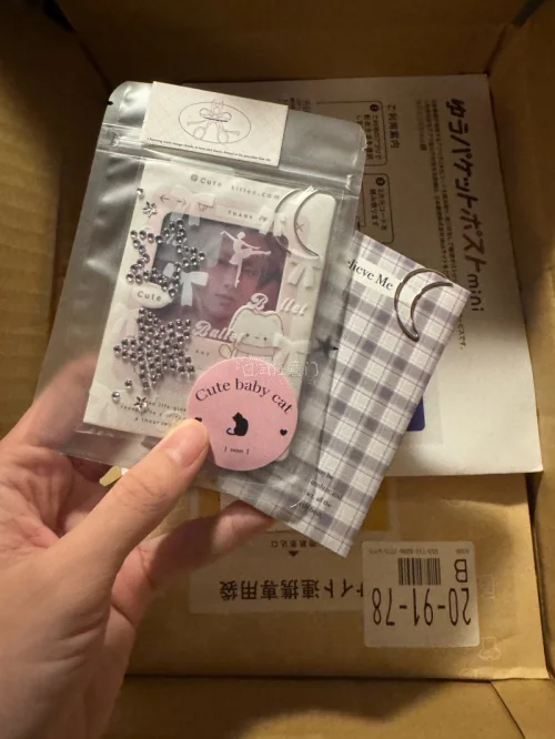 这次在挖煤姬切煤收小卡体验感超棒， 包装特别严实，每张小卡都被细心保护，到手完好无损，没有一点瑕疵。物流速度很给力，清关也很顺畅，整个等待过程都很安心。成功收到梦中情卡，颜值直接拉满，收卡追星的幸福感瞬间爆棚，平台操作省心又靠谱，以后切煤收周边就认准这里啦！