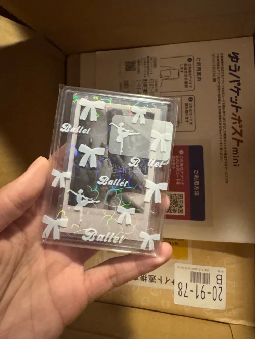 这次在挖煤姬切煤收小卡体验感超棒， 包装特别严实，每张小卡都被细心保护，到手完好无损，没有一点瑕疵。物流速度很给力，清关也很顺畅，整个等待过程都很安心。成功收到梦中情卡，颜值直接拉满，收卡追星的幸福感瞬间爆棚，平台操作省心又靠谱，以后切煤收周边就认准这里啦！