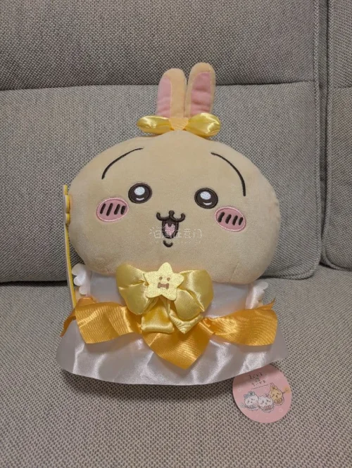 用任意门很多年了，海淘购物非常方便。虽然等待了几周，但玩偶完好无损到达了。打开包裹的瞬间，乌萨奇的柔软触感和呆萌表情瞬间治愈了我。总之，为热爱耐心等待，绝对值得。