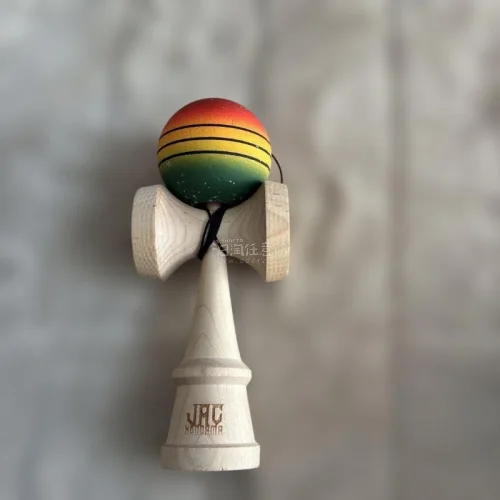 终于收到心心念念的剑玉啦！实物和图片一模一样，甚至比想象中更好看～木质纹理清晰，漆面很有质感，上手试了试，手感超棒！卖家包装也很严实，完全不用担心运输损坏，爱了爱了！