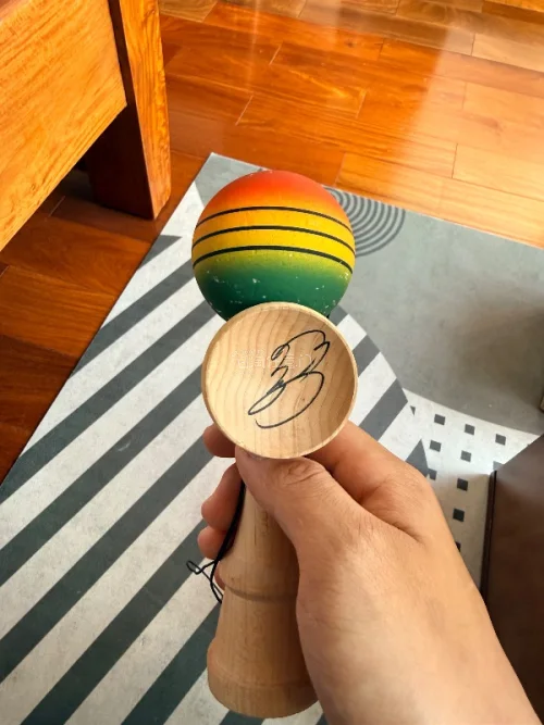 终于收到心心念念的剑玉啦！实物和图片一模一样，甚至比想象中更好看～木质纹理清晰，漆面很有质感，上手试了试，手感超棒！卖家包装也很严实，完全不用担心运输损坏，爱了爱了！