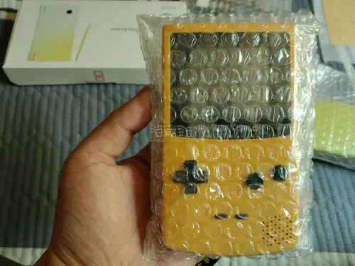新买了2台ndsi和一台gbc都是黄色的，喜欢这个颜色，物流发的空运到国内很快，平台打包牢固，外箱无损，机子功能按键都是正常的，很满意的一次购物。